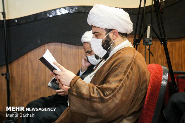 رونمایی کتاب "دستور از خمینی" در قم