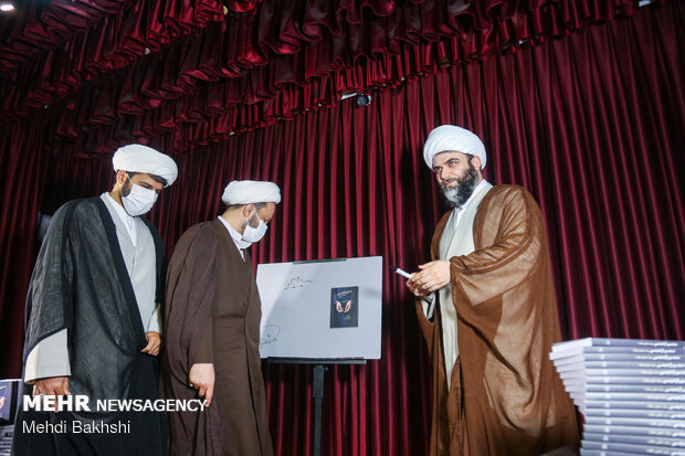 رونمایی کتاب "دستور از خمینی" در قم