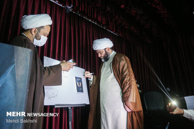 رونمایی کتاب "دستور از خمینی" در قم