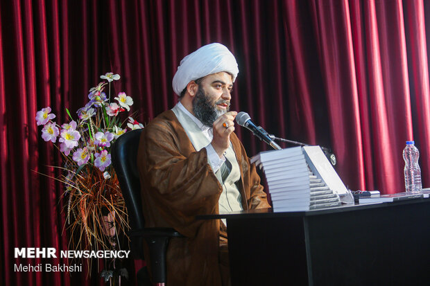 رونمایی کتاب "دستور از خمینی" در قم