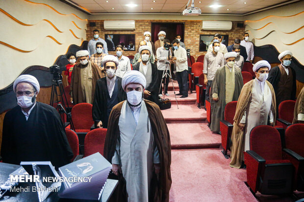 رونمایی کتاب "دستور از خمینی" در قم