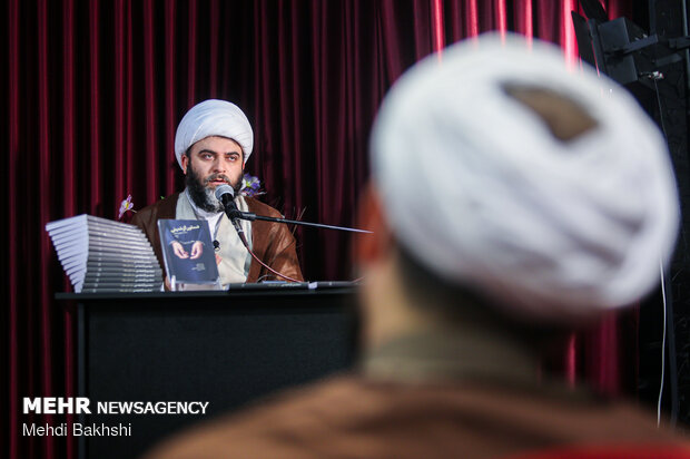 رونمایی کتاب "دستور از خمینی" در قم