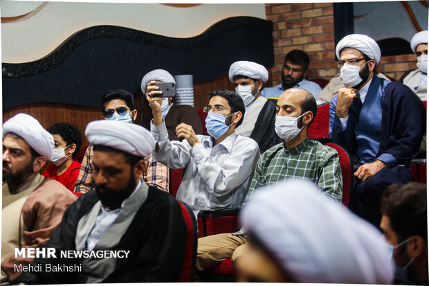 رونمایی کتاب "دستور از خمینی" در قم