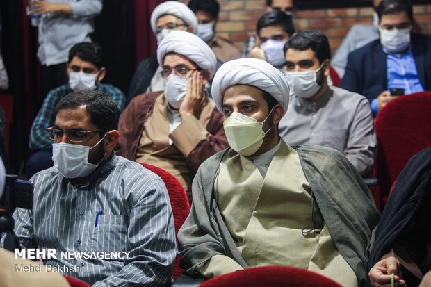 رونمایی کتاب "دستور از خمینی" در قم