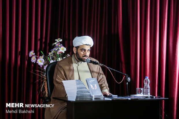 رونمایی کتاب "دستور از خمینی" در قم