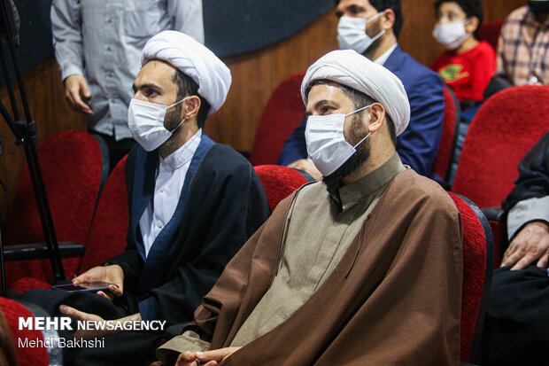 رونمایی کتاب "دستور از خمینی" در قم