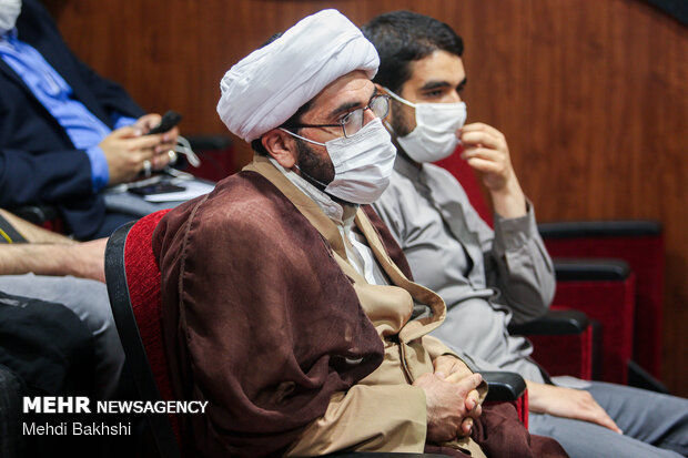 رونمایی کتاب "دستور از خمینی" در قم