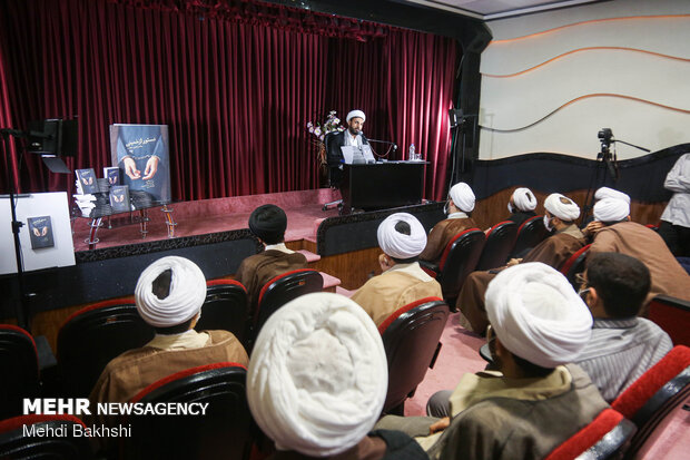 رونمایی کتاب "دستور از خمینی" در قم