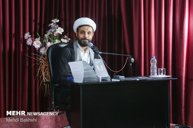 رونمایی کتاب "دستور از خمینی" در قم
