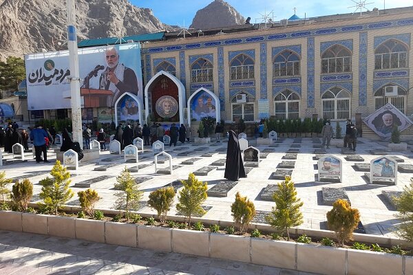 حضور زائران پاکستانی در جوار مزار شهید سلیمانی