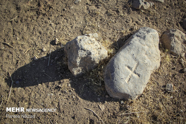 سنگ قبرهای ساده ای که متعلق به افراد فقیر بوده اند.