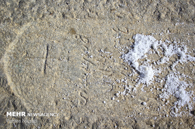 نمک ریخته شده روی سنگ قبرهای تاریخی توسط چوپانان برای دام ها 