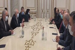 Armenian PM hosts Iranian FM in Yerevan
