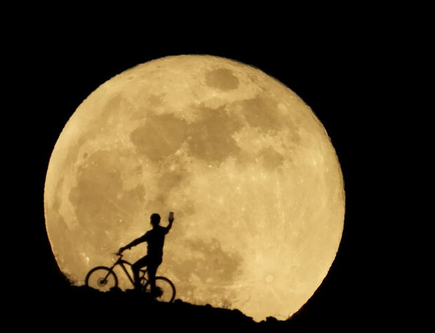 پدیده ابرماه گل در آسمان بخش هایی از جهان ظهور کرد