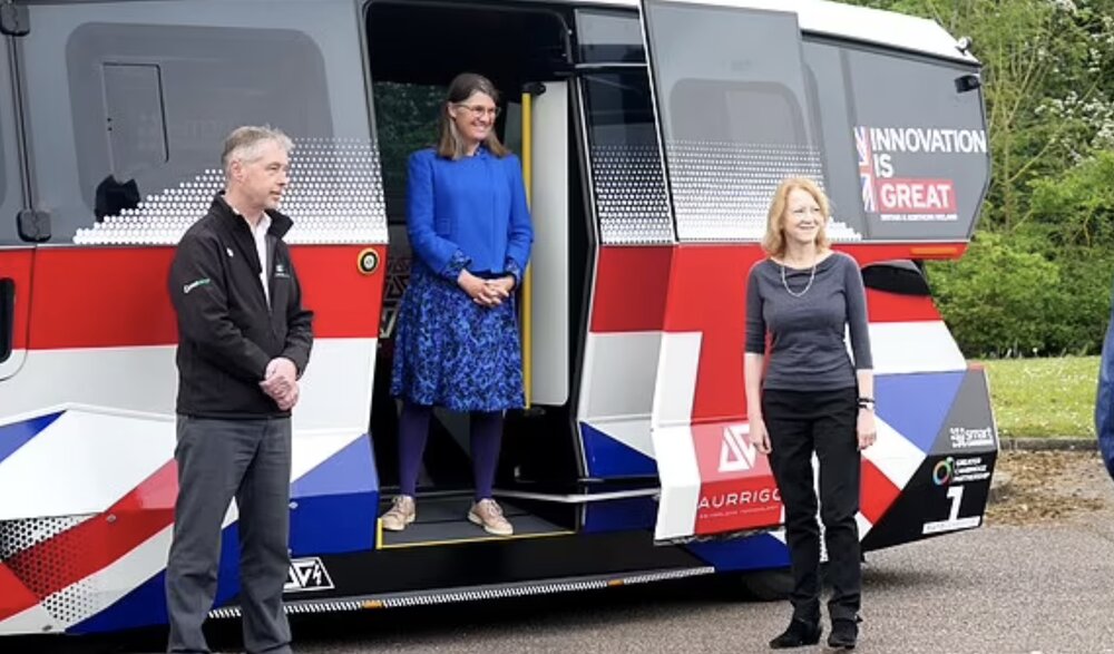 اتوبوس های خودران مسافران انگلیسی را جابجا می کنند