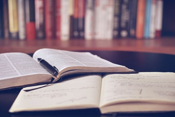 حمایت از طلاب خواهر برای خرید کتابهای درسی