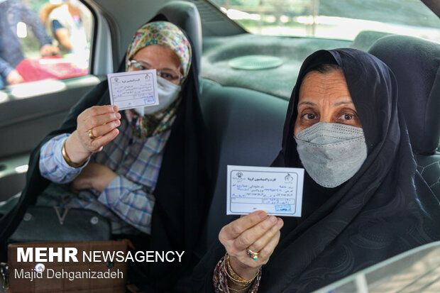 Drive-in coronavirus vaccination in Yazd prov.