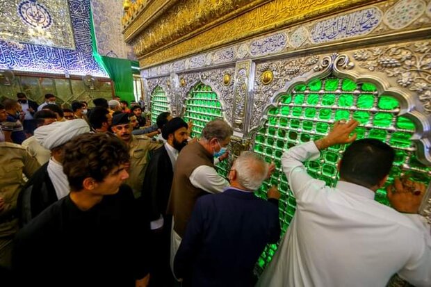 پاکستانی وزیر خارجہ کی نجف اشرف میں حضرت علی (ع) کے روضہ مبارک پر حاضری پاکستانی وزیر خارجہ کی نجف اشرف میں حضرت علی (ع) کے روضہ مبارک پر حاضری