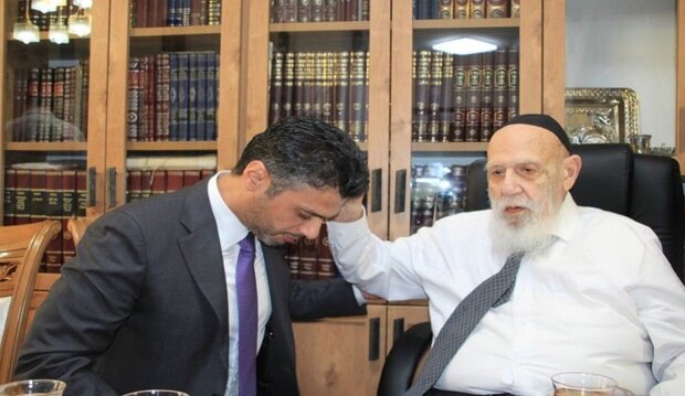 سفير الإمارات لدى اسرائيل يتلقى بركة الكهنة من الحاخام الأكبر للتوراة