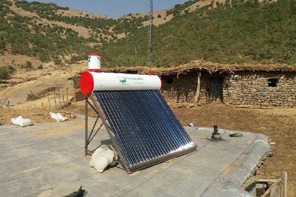 ۳۷ دستگاه آبگرمکن خورشیدی رایگان به مردم حاجی آباد تحویل شد