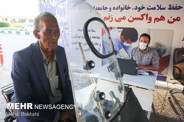 Drive-in COVID-19 vaccination base launched in Qom prov. 