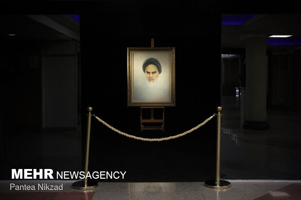 “Mourning for the Sun” Gallery to remember Imam Khomeini
