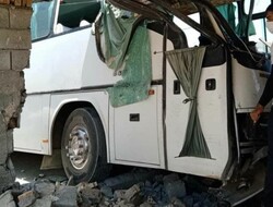 برخورد یک اتوبوس با دیوار منزل مسکونی در شهرستان سامان/ مصدوم شدن ۷ نفر