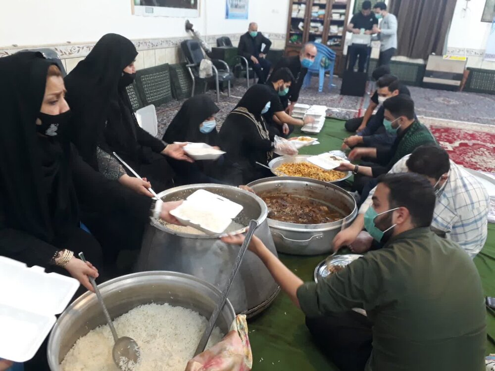 ۳۰۰۰ پرس غذای گرم در سالروز رحلت امام(ره) بین نیازمندان توزیع شد