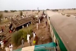 Pakistan'da iki tren çarpıştı: 30 ölü, 50 yaralı