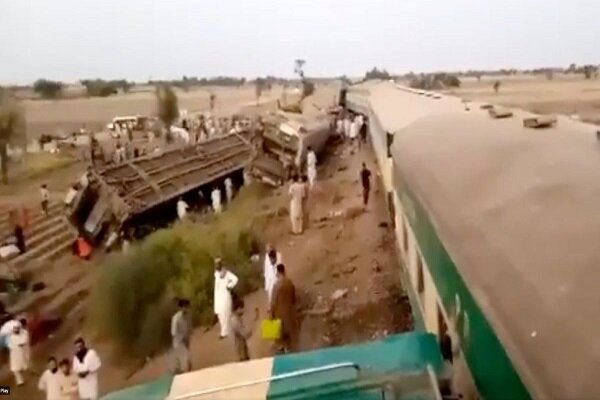 Train collision in S Pakistan kills at least 30 (+VIDEO)