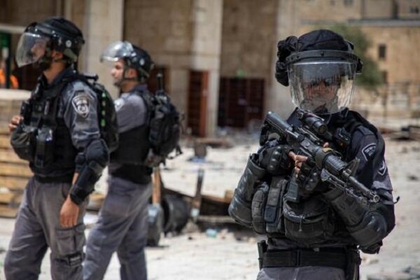Zionist forces raid West Bank, arrest 17 Palestinians