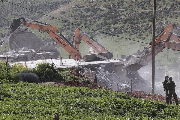 İsrail ordusu, Batı Şeria'da 25 Filistinlinin yaşadığı evleri yıktı
