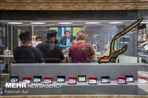 People watch 2nd presidential debate at work