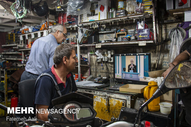 People watch 2nd presidential debate at work