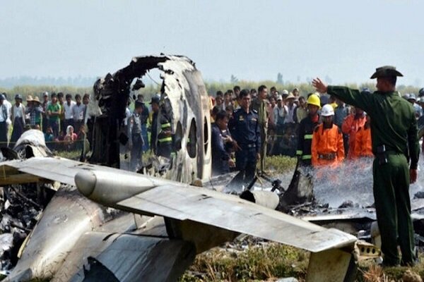 Myanmar'da askeri uçak düştü: Ölü ve yaralılar var