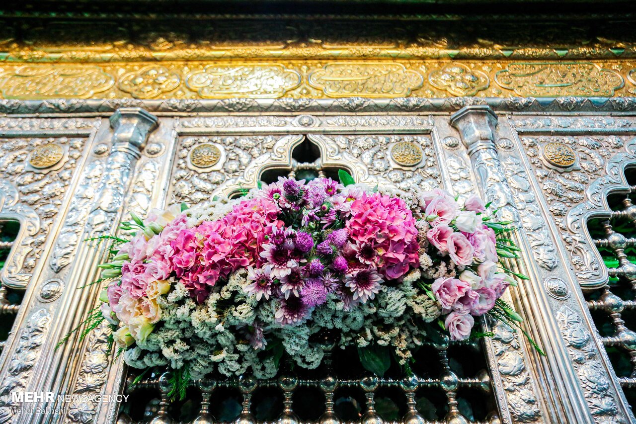 گل آرایی ضریح حضرت معصومه(س) در آستانه میلاد بانوی کرامت