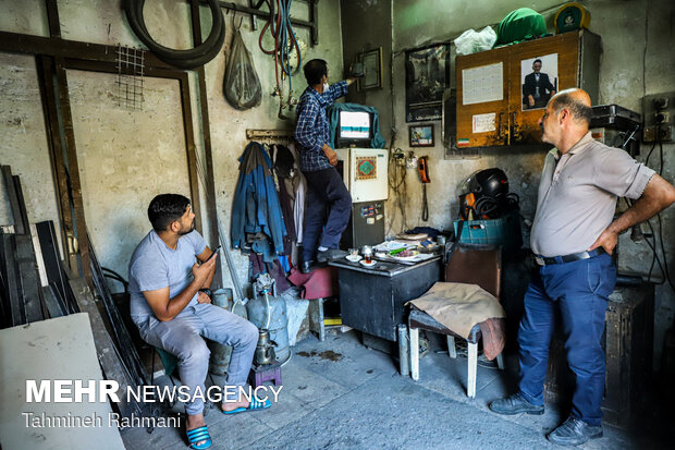 People in south Tehran watch final presidential debate
