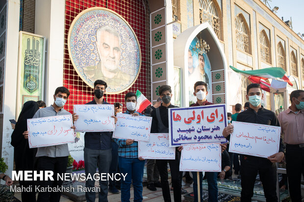 جشن تکلیف سیاسی رأی اولی‌ها در جوار مزار سردار دل‌ها 