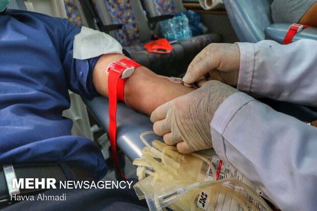 در ایران ۹۰ درصد اهداکنندگان خون گروه خونی مثبت داشته و تنها ۱۰ درصد اهدا کنندگان خون دارای گروه خونی منفی هستند.