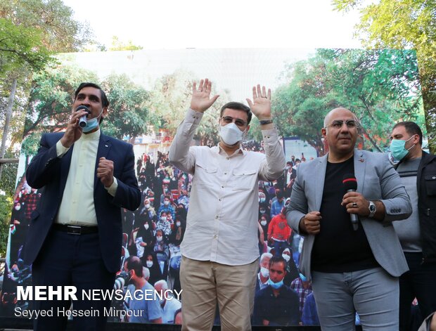 تجمع هواداران سید امیر حسین قاضی زاده در مشهد