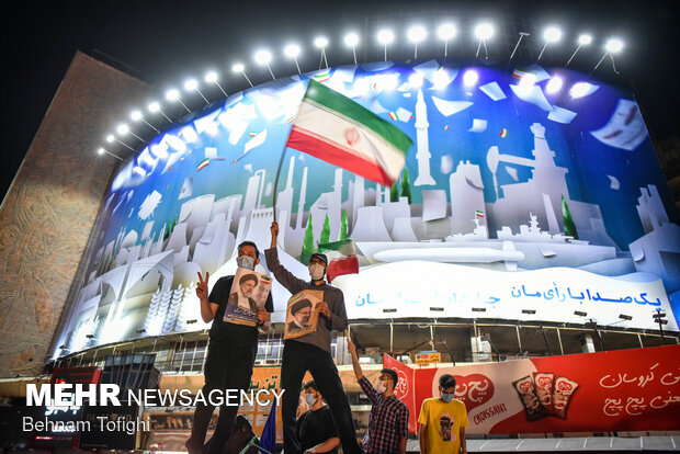 مردم ایران پرچم رأی اصلح خویش را در برابر جهانیان بالا می برند