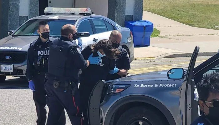 کینیڈا میں مسجد میں زبردستی داخل ہونے پر دو افراد کو گرفتار کرلیا گیا