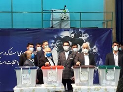 «محسن مهرعلیزاده» رأی خود را به صندوق حسینیه جماران انداخت