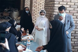 عروس و داماد ورامینی با حضور در کنار مردم رای دادند