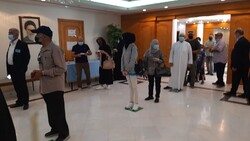 الإيرانيون في الكويت يدلون بأصواتهم في الانتخابات الرئاسية في السفارة