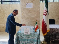 الايرانيون في الجزائر يدلون بأصواتهم في الانتخابات الرئاسية في السفارة