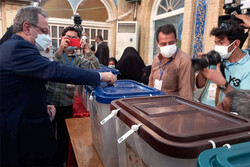 استاندار تهران رای خود را به صندوق « مسجد لرزاده» انداخت