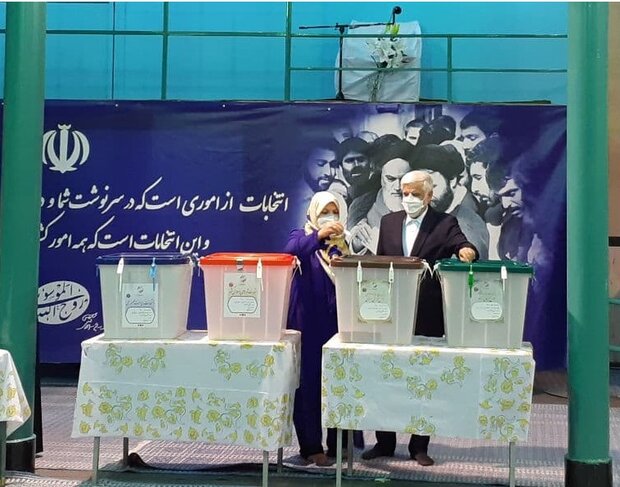«محمد رضا عارف» در حسینیه جماران رأی خود را به صندوق انداخت