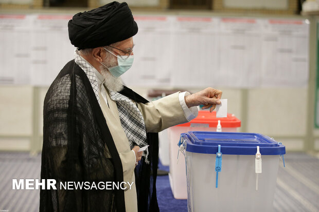 قائد الثورة يدلي بصوته في المركز الانتخابي بحسينيه الإمام الخميني (رض)