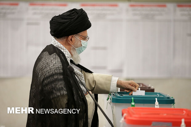 قائد الثورة يدلي بصوته في المركز الانتخابي بحسينيه الإمام الخميني (رض)